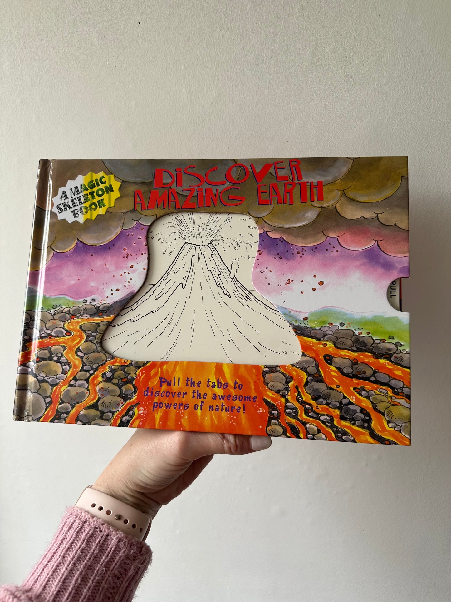 DISCOVER AMAZING EARTH: MAGIC SKELETON BOOK