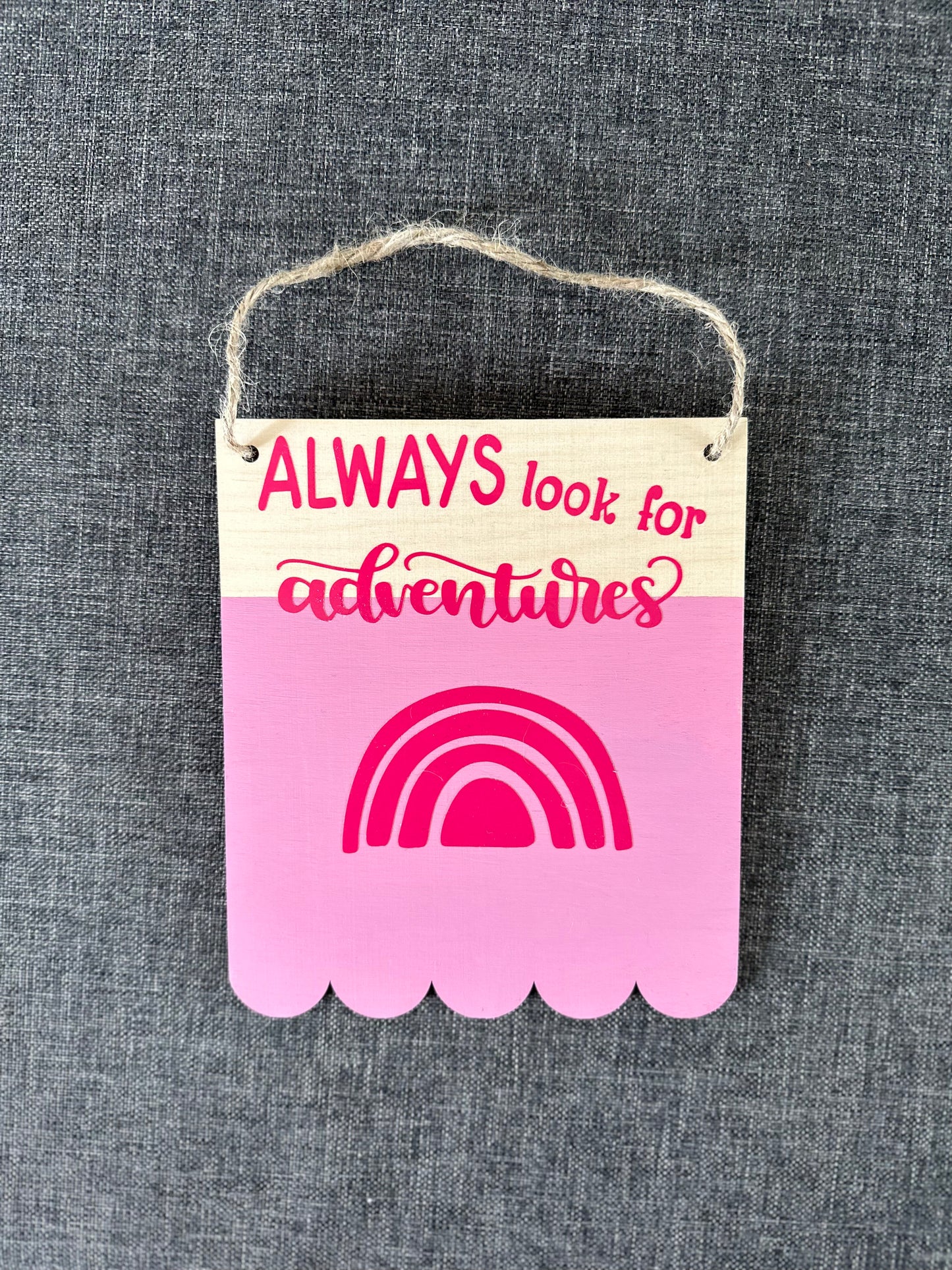 Wooden bunting plaque ‘Always look for adventures’